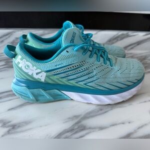 Hoka Arahi 4